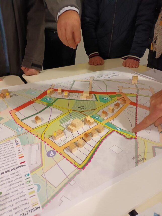 La Chapelle-Saint-Aubin – concertation avec les habitants autour du projet de quartier.