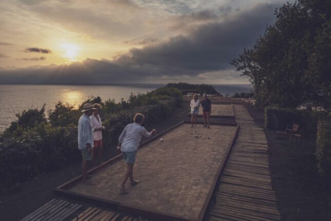 BonjourSauvage — terrain de pétanque face à l’océan à Saint-Jean-de-Luz