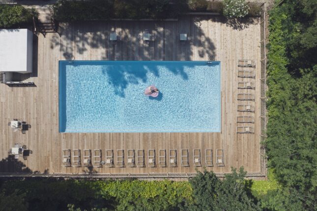Bonjour Sauvage - Piscine à la lisière de la fôret